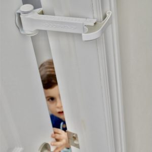 Keep children safe with the DOORWING Door Lock and Finger Guard.