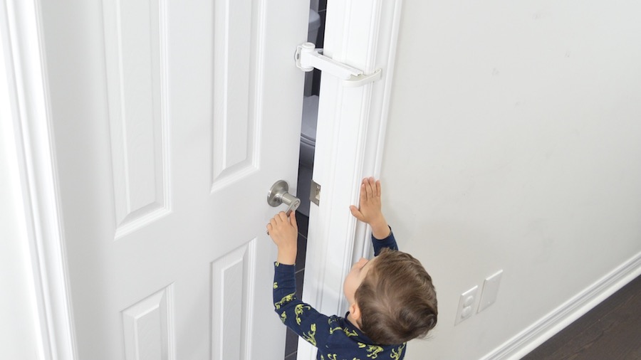 DOORWING in action! Toddler's fingers are safe thanks to DOORWING.
