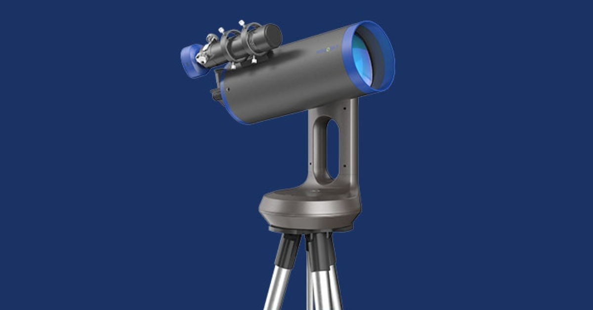 The MIRROSKY Smart Telescope against a blue background.